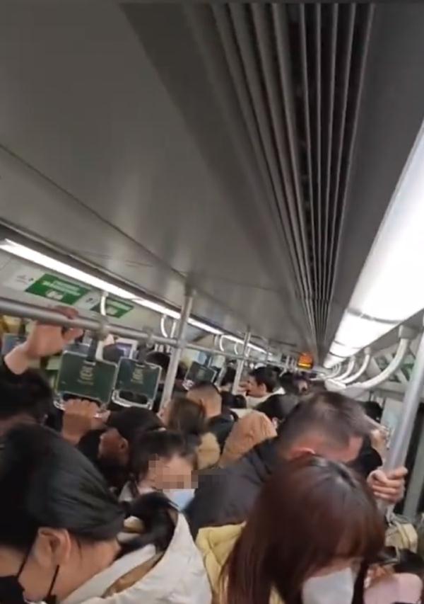 上海地铁11号线今晨故障,“车内和车外都挤着一群人”……1号线也出问题?回应→ 上海地铁11号线今晨故障,“车内和车外都挤着一群人”……1号线也出问题?回应→