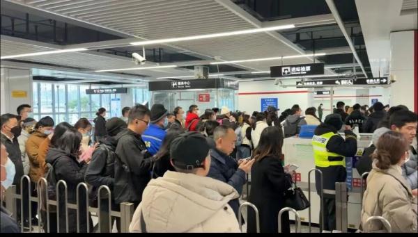 上海地铁11号线今晨故障,“车内和车外都挤着一群人”……1号线也出问题?回应→ 上海地铁11号线今晨故障,“车内和车外都挤着一群人”……1号线也出问题?回应→