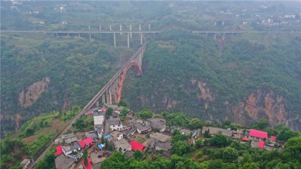 乘着火车去卖菜，“慢火车”拉来“幸福甜”