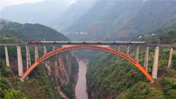 乘着火车去卖菜，“慢火车”拉来“幸福甜”