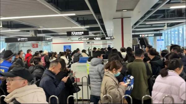 上海地铁11号线今晨故障,“车内和车外都挤着一群人”……1号线也出问题?回应→ 上海地铁11号线今晨故障,“车内和车外都挤着一群人”……1号线也出问题?回应→