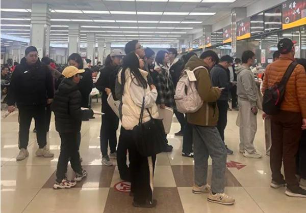 复旦大学开放食堂，一家四口都来了，菜价感人，注意：这个时段不能吃