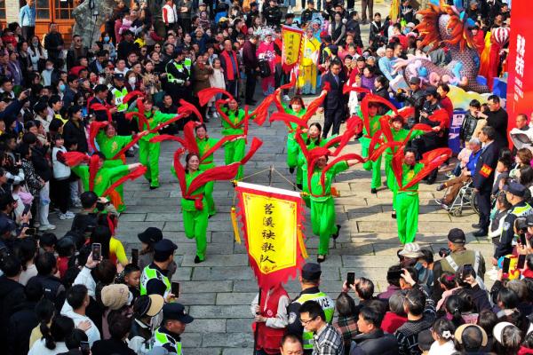 杭州瓶窑古镇开启“二月二祥龙闹春”民俗踩街活动