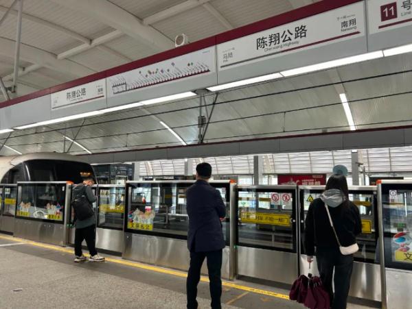 上海地铁11号线今晨故障,“车内和车外都挤着一群人”……1号线也出问题?回应→ 上海地铁11号线今晨故障,“车内和车外都挤着一群人”……1号线也出问题?回应→