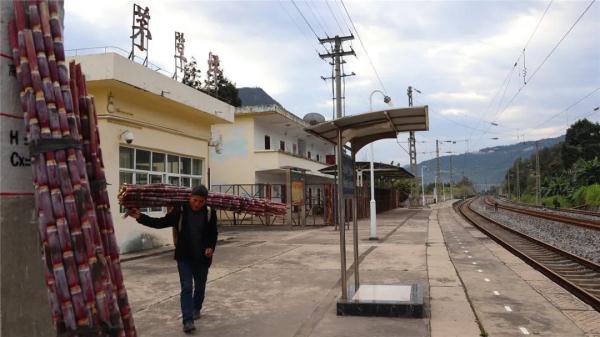 乘着火车去卖菜，“慢火车”拉来“幸福甜”