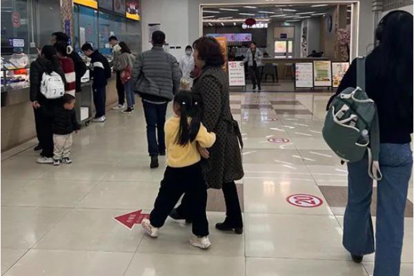 复旦大学开放食堂，一家四口都来了，菜价感人，注意：这个时段不能吃