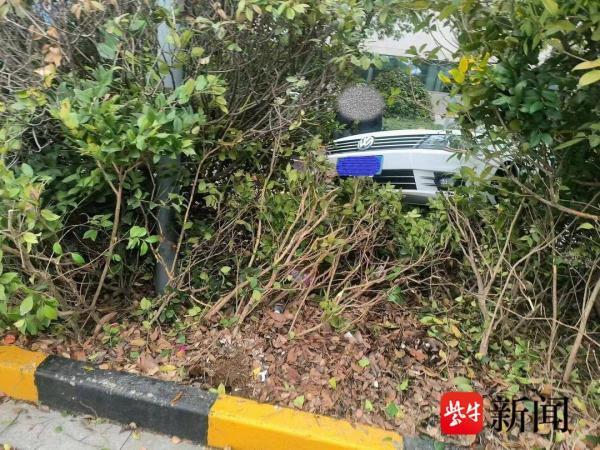 倒车时油门当成刹车，小轿车掉下停车场被悬空卡住