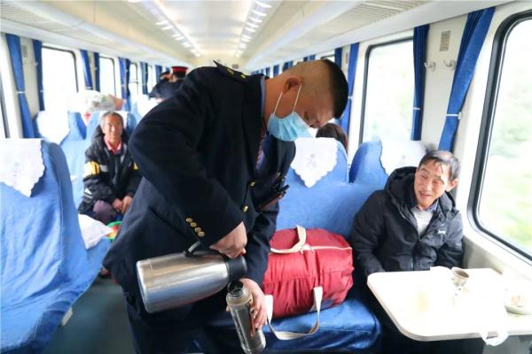 乘着火车去卖菜，“慢火车”拉来“幸福甜”