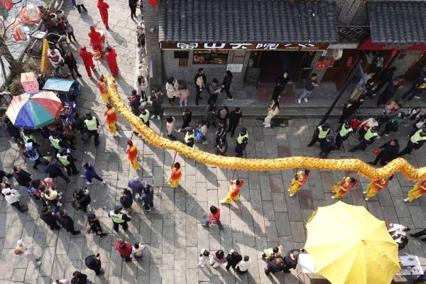 杭州瓶窑古镇开启“二月二祥龙闹春”民俗踩街活动