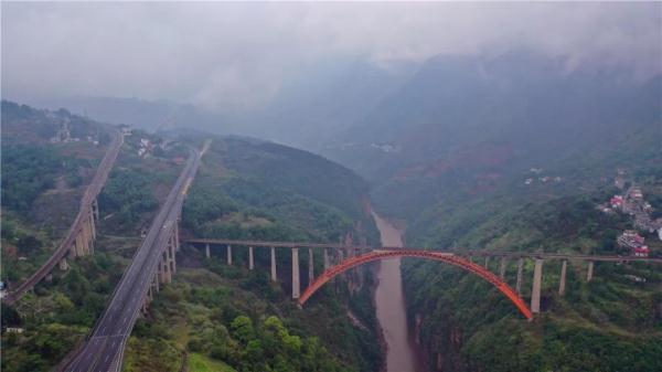 乘着火车去卖菜，“慢火车”拉来“幸福甜”