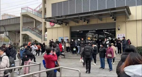 上海地铁11号线今晨故障,“车内和车外都挤着一群人”……1号线也出问题?回应→ 上海地铁11号线今晨故障,“车内和车外都挤着一群人”……1号线也出问题?回应→