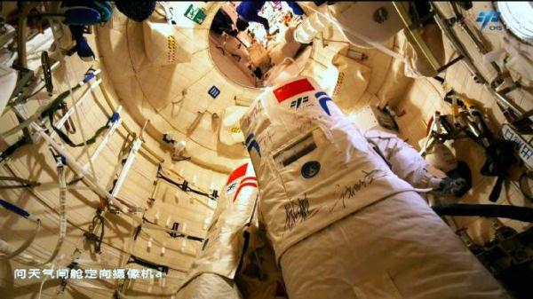 神十七乘组在同一件舱外航天服上都签名了