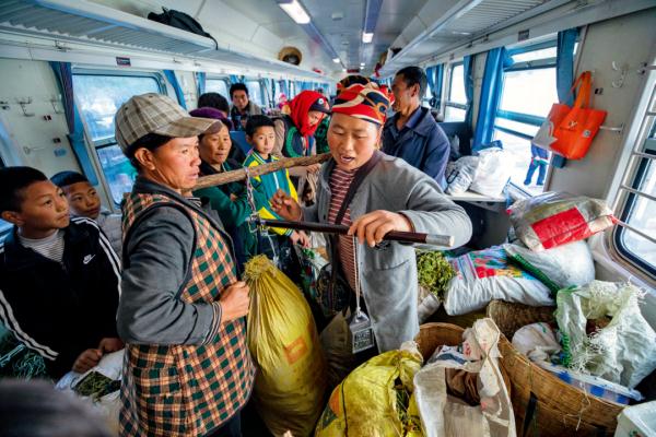 “这哪里是火车啊，明明是个移动菜市场”