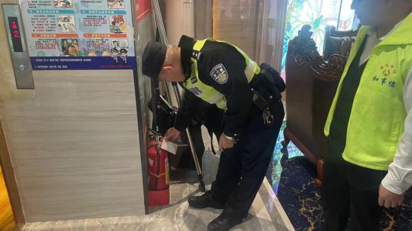 “最强蜀黍，又帅又暖”！9岁男孩送锦旗，民警都乐了