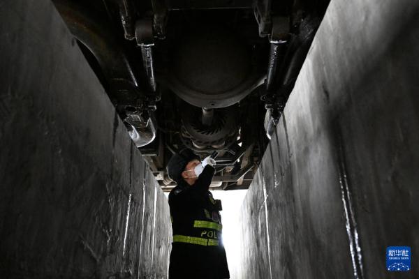 边检保障助力吉木乃口岸高效通关 边检保障助力吉木乃口岸高效通关