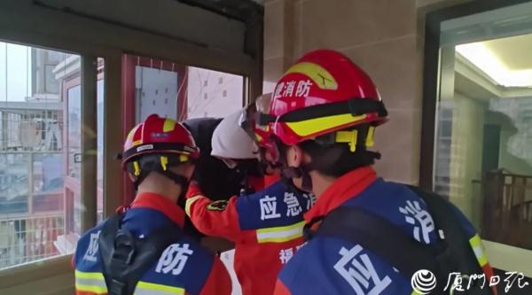 离谱！男子酒后躺床上，醒来困在18楼墙外！网友：怎么出去的……