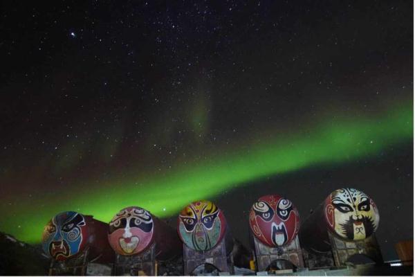 南极中山站“脸谱”油罐搬新家