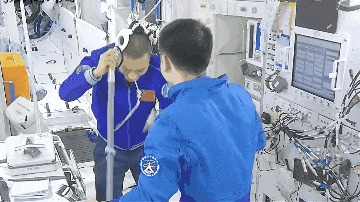 龙抬头！航天员“太空理发”有妙招
