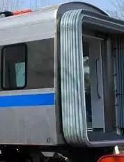 乘地铁为什么不建议站在车厢连接处？