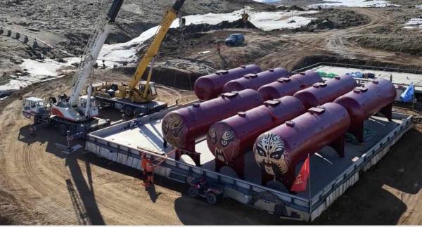 南极中山站“脸谱”油罐搬新家