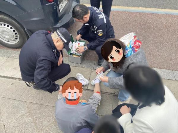 “最强蜀黍，又帅又暖”！9岁男孩送锦旗，民警都乐了