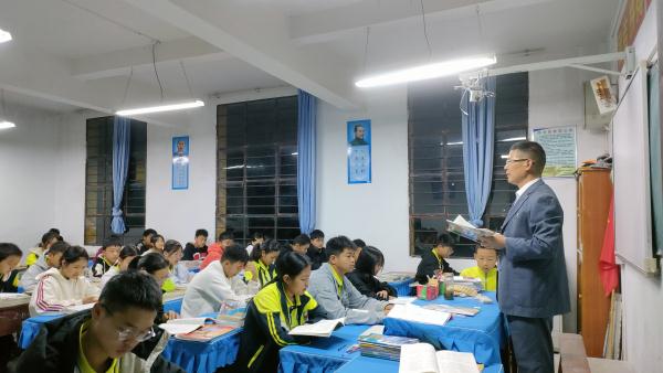 10万元重奖 这位乡村教师全捐了