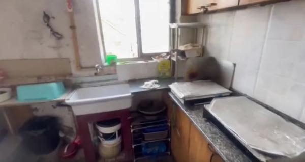 超过十年!楼道厨房成“钉子户”,烧饭重要还是安全重要? 超过十年!楼道厨房成“钉子户”,烧饭重要还是安全重要?