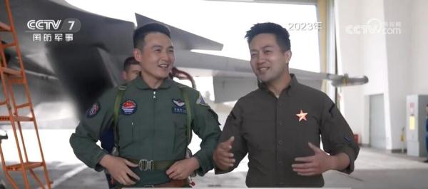 人停，装备不能停！“硬核”舰载战斗机飞行员是这样“炼”成的