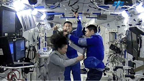 龙抬头！航天员“太空理发”有妙招