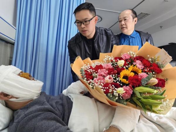 邻居失火！大叔救出两个孩子，自己被严重烧伤