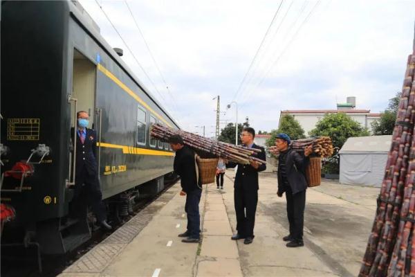 “这哪里是火车啊，明明是个移动菜市场”