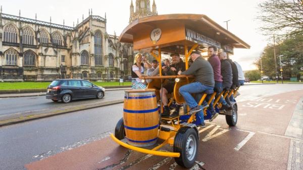 英媒：边兜风边畅饮啤酒，“车轮上的酒吧”横行英国