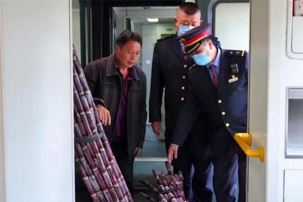 “这哪里是火车啊，明明是个移动菜市场”