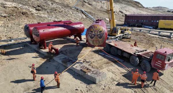 南极中山站“脸谱”油罐搬新家