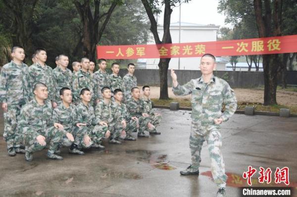 与迷彩军营的三年之约:他们二次入伍 与迷彩军营的三年之约:他们二次入伍