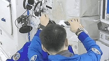 龙抬头！航天员“太空理发”有妙招