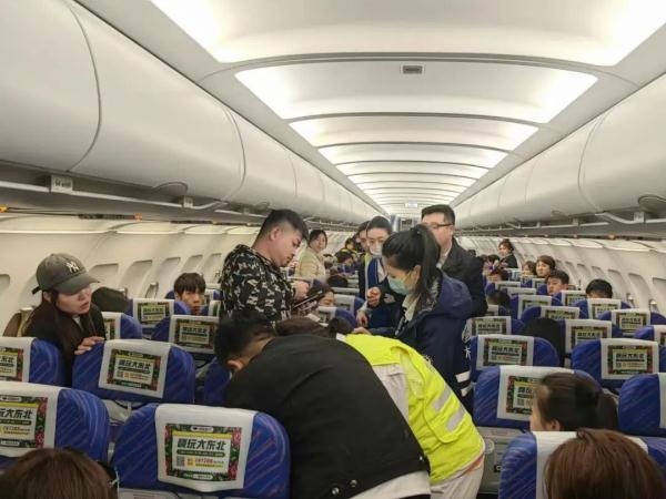 万米高空,紧急备降! 万米高空,紧急备降!