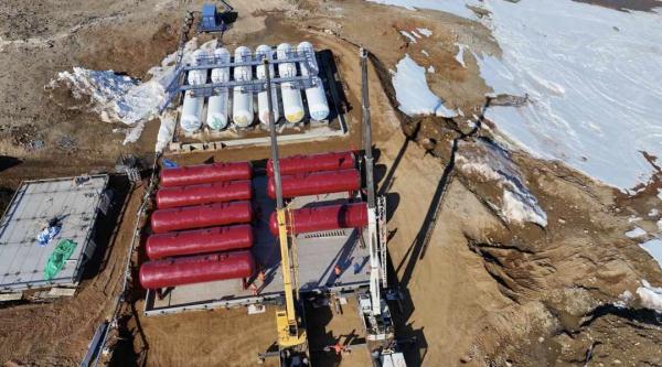 南极中山站“脸谱”油罐搬新家