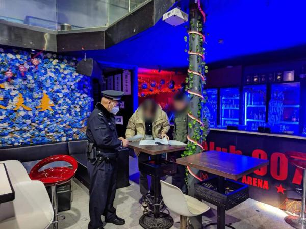 “最强蜀黍，又帅又暖”！9岁男孩送锦旗，民警都乐了