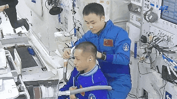 龙抬头！航天员“太空理发”有妙招