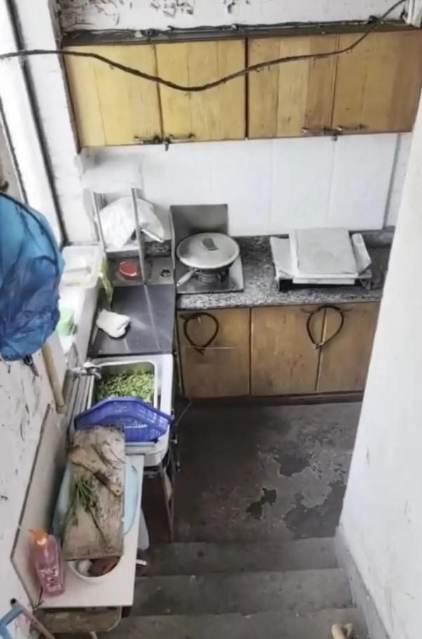 超过十年!楼道厨房成“钉子户”,烧饭重要还是安全重要? 超过十年!楼道厨房成“钉子户”,烧饭重要还是安全重要?