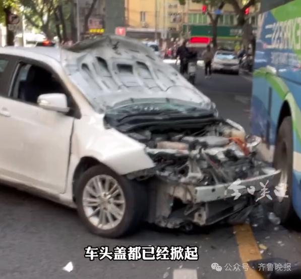 突发!一小汽车碰撞致11人受伤,肇事司机已被控制 突发!一小汽车碰撞致11人受伤,肇事司机已被控制