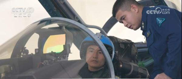人停，装备不能停！“硬核”舰载战斗机飞行员是这样“炼”成的