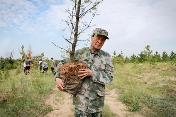 植树节前，为家乡种树的“绿化将军”走了