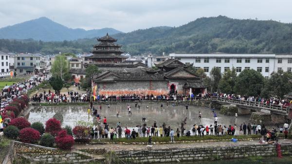 龙岩连城：二月二游南宋灯笼 古村古韵喜闹春田
