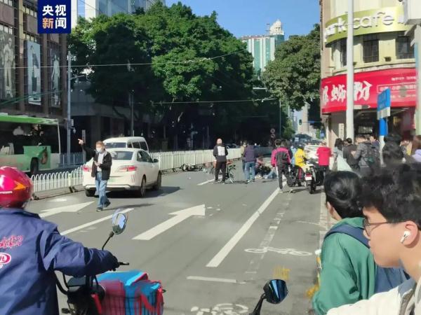 广州警方通报越秀区突发车祸：11人受伤