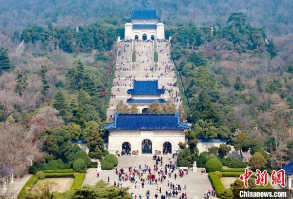 江苏省暨南京市各界人士拜谒南京中山陵 江苏省暨南京市各界人士拜谒南京中山陵