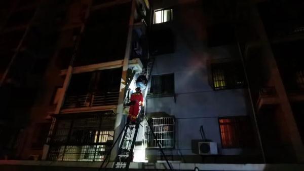 深夜，镇江一女孩被困求救！