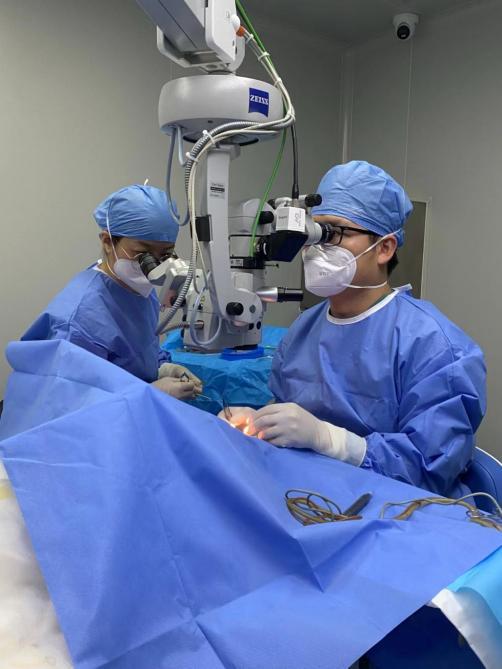 心疼!男孩被剪刀划破眼球,原来是为了帮几个月大的妹妹...... 心疼!男孩被剪刀划破眼球,原来是为了帮几个月大的妹妹......