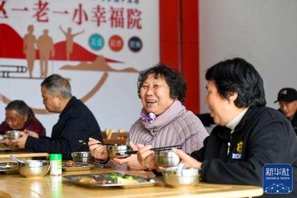 江西丰城：社区“幸福院” 守护“一老一小”